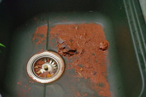 [:de]Die Vase löst sich in rotbraunen Schlamm auf[:en]The vase dissipated to red brown mud[:]