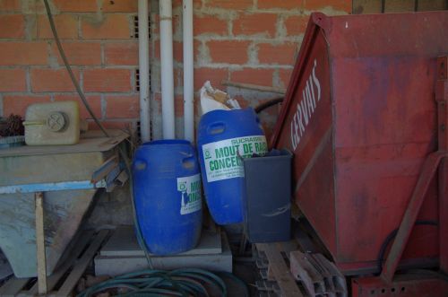 etwas Müll muss immer herum liegen:  die Behälter von der Aufzuckerung