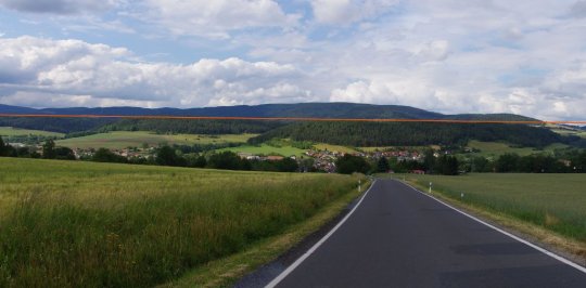 Hügelreihe nahezu gleich großer Berge
