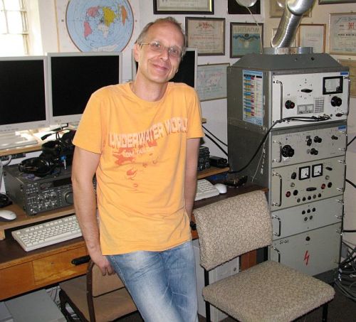 [:de]... an der Klubstation DF0HQ neben einer der großen Endstufen[:en]... at the Ham-Radio club DF0HQ beside of a large tube amplifier[:]