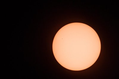 [:de]Testaufnahme vor Beginn der Sonnenfinsternis: Man beachte den Sonnenfleck links oben[:en]Test shot before solar eclipse, note the sun spot in the upper left area[:]