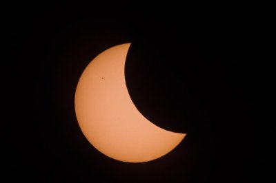 [:de]Es hat begonnen. Die gezackelte Sichel ist kommt vermutlich von der unebenen Mondoberfläche[:en]The eclipse has started. The hackly border of the sickle is caused by the uneven surface of the moon[:]