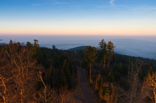 [:de]Neben dem Berg versinkt die Welt im Nebel[:en]Beside the mountain the world sinks in fog[:]
