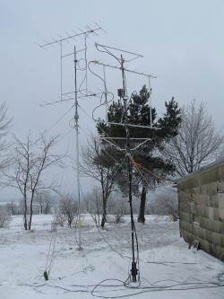 [:de]Im März liegt auch manchmal noch Schnee, die beiden drehbaren Antennen sind hier gut zu sehen[:en]In March we have sometimes snow; The both turnable antennas are clearly visible[:]
