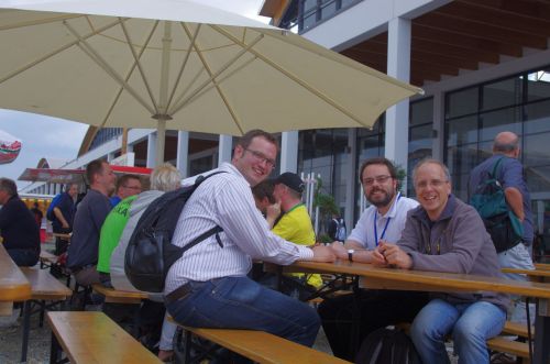 Spontanes Treffen alter Bekannter bei den Essständen im Innenhof