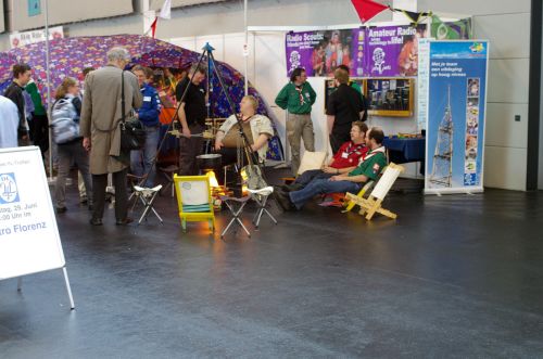 die übertreiben es jetzt aber: funkende Pfadfinder am künstlichen Lagerfeuer in der Messehalle