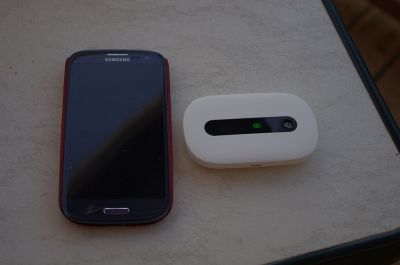 Huawei E5220: Geniales Teil zum mobilen Internetzugriff (zum Größenvergleich neben dem Galaxy S3)