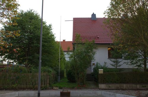 der Mast an der Vorderseite des Hauses