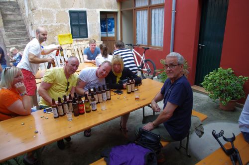 der Innenhof, mit unseren englischen Freunden am Tisch