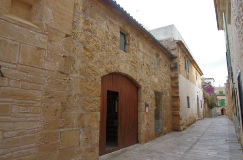 Hinter diesem unscheinbaren Eingang verbirgt sich die Craft-Beer- Brauerei in Alcudia