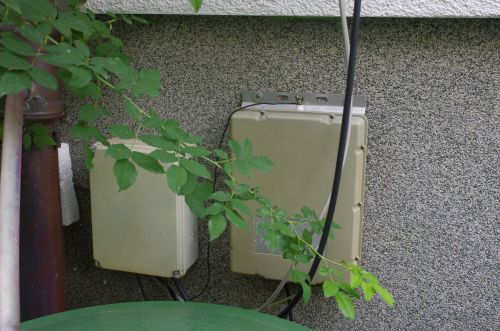 Die Antenne wird über ein externes Antennenabstimmgerät (CG-3000) betrieben