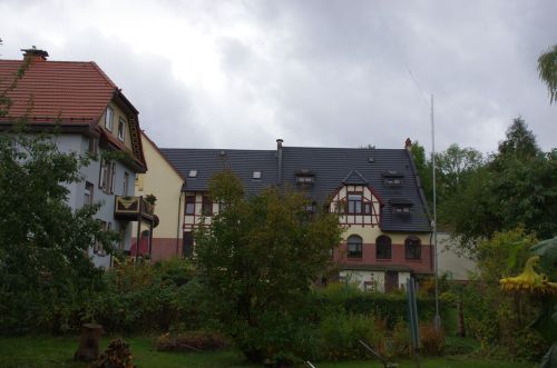 Mast in der hinteren Ecke mit Antenne