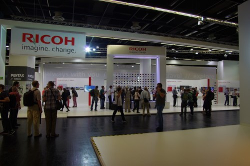 Der Pentax/Ricoh-Stand. Dahinter ist ein sehr großer Händler- und Verhandlungsbereich