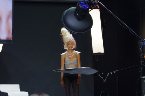 Sieht komisch aus, ist es auch. Man soll hier das Ausleuchten von Haaren lernen.