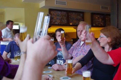 Hoch die Kölsch-Reagenzgläser